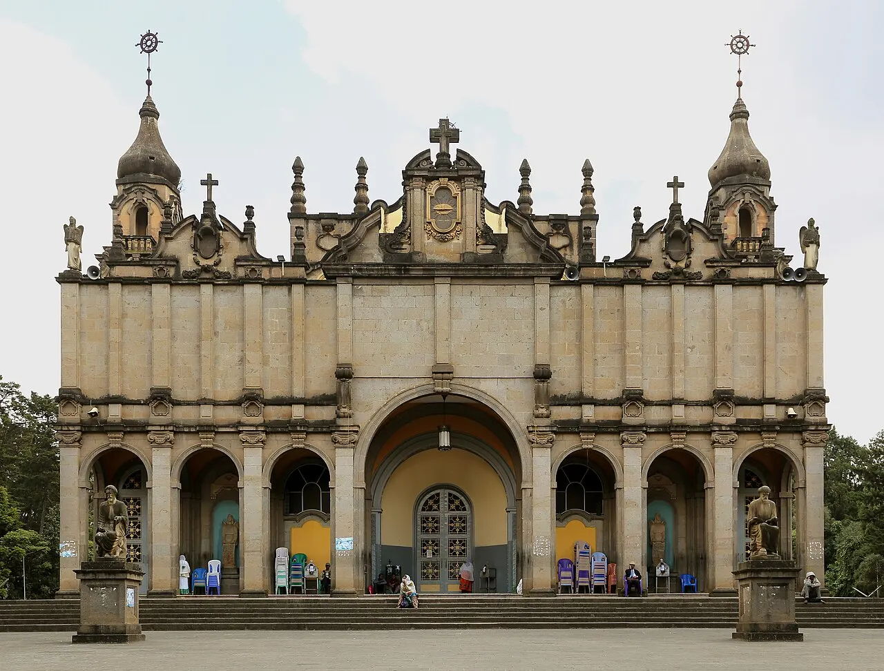 Catedral da Santíssima Trindade, em Adis Abeba, de pedra clara, com torres, arcos e cúpula.