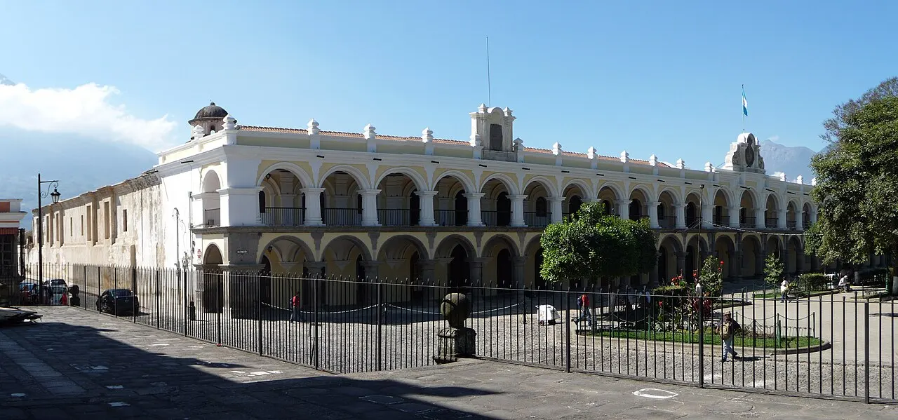 Palacio de los Capitanes Generales, em Antígua, com dois andares de arcadas, diante da praça.