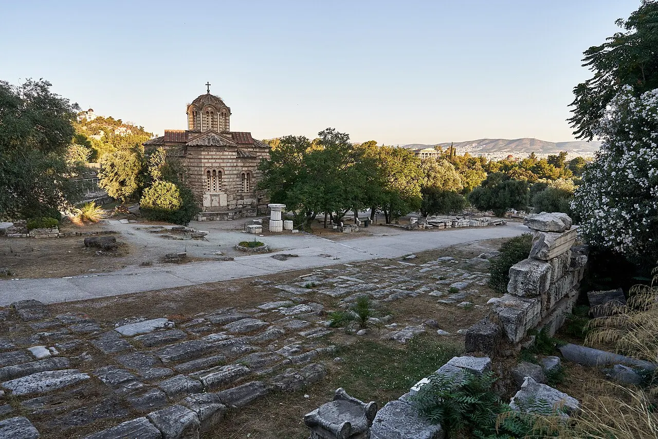 Igreja bizantina dos Santos Apóstolos, de tijolo e pedra, entre as ruínas da Ágora Antiga de Atenas.