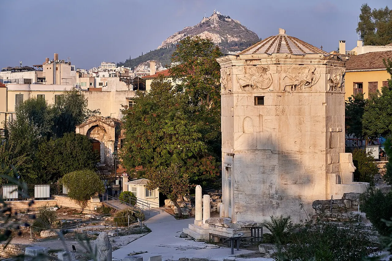 Torre dos Ventos, torre octogonal de mármore na Ágora Romana de Atenas, com os relevos no alto.