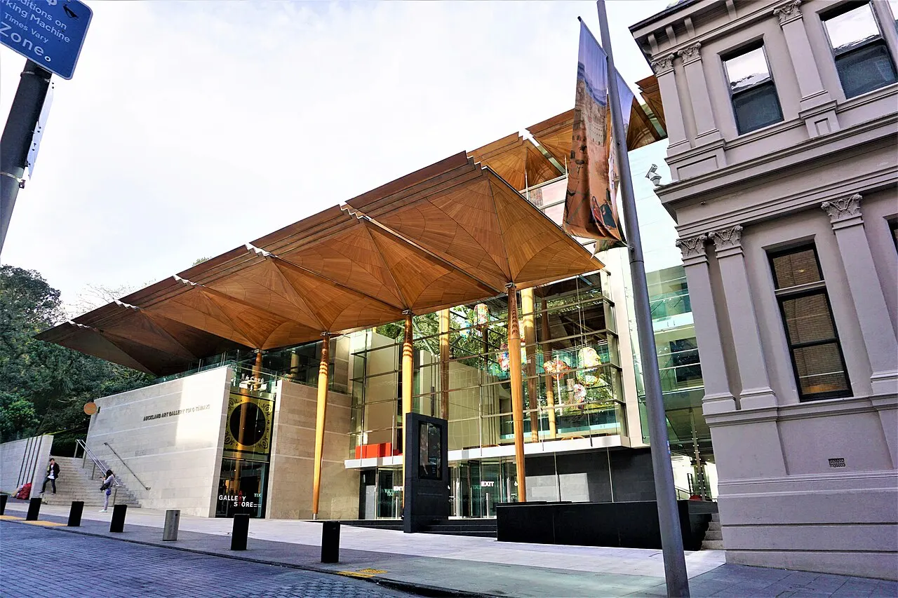 O alpendre de madeira de kauri na entrada da Auckland Art Gallery.