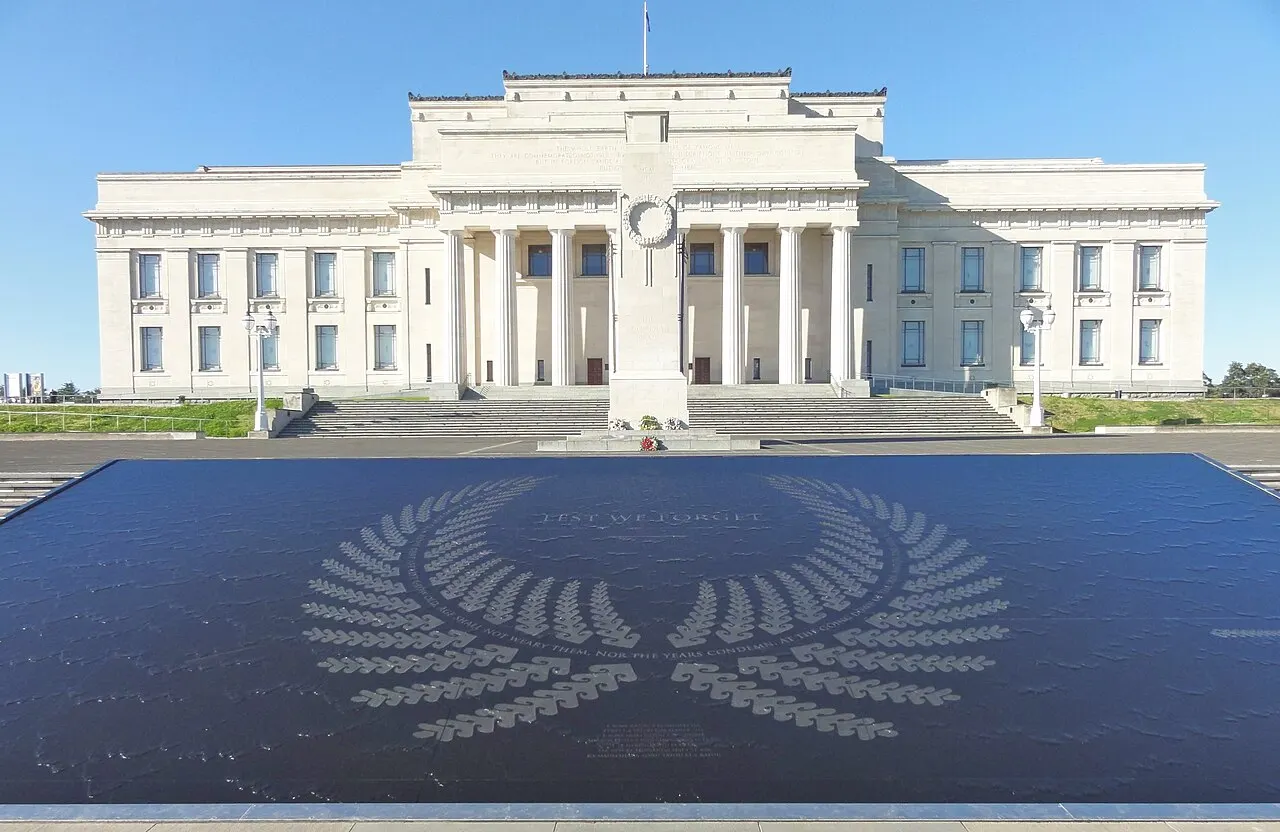 O Auckland War Memorial Museum, de mármore branco, no alto do Domain.