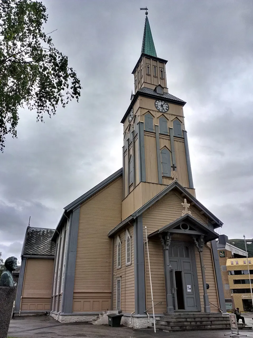 Catedral de madeira de Tromsø, vista de frente, com a torre pontuda sobre a entrada.