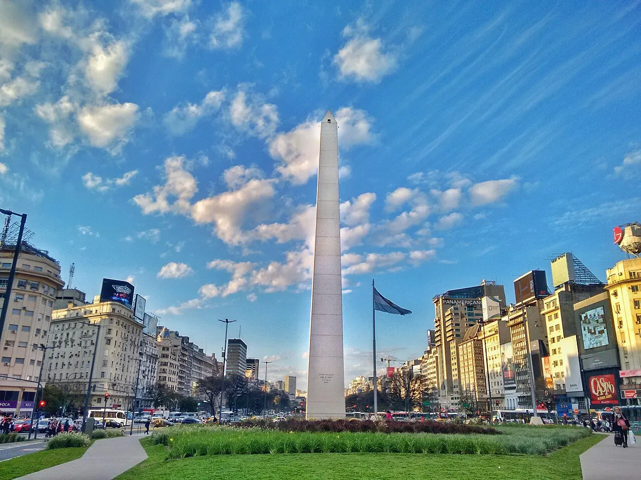 O Obelisco no meio da Avenida 9 de Julio, em dia de céu limpo.