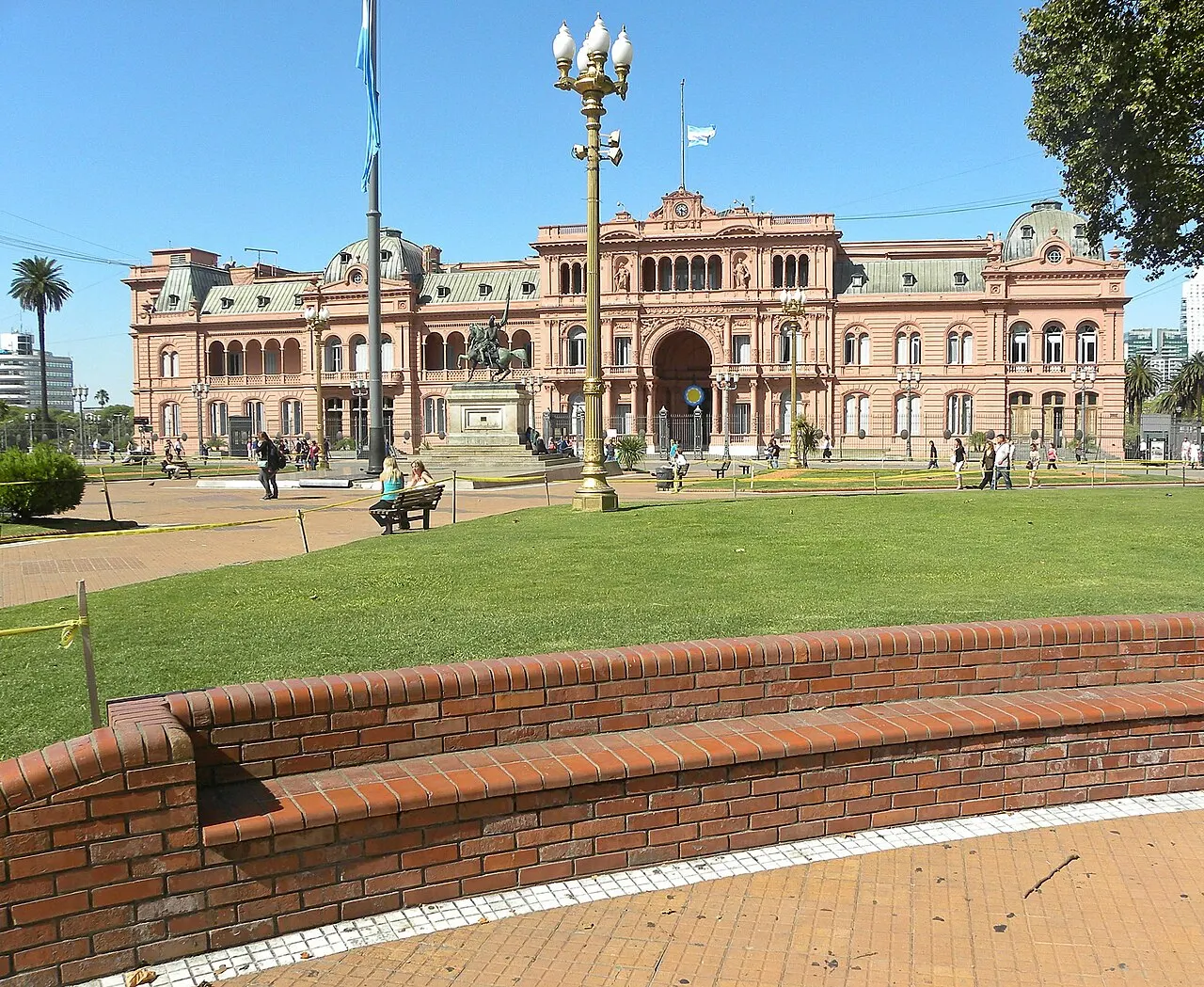 A Casa Rosada vista da Plaza de Mayo, com o gramado na frente.