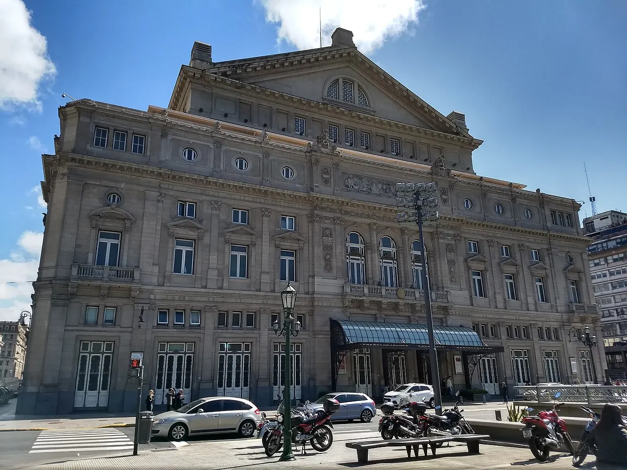 O Teatro Colón visto da esquina, com carros parados na Cerrito.