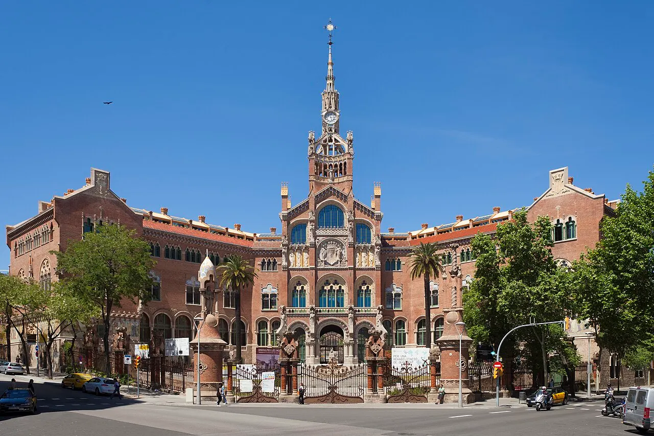 Pavilhão modernista da administração do Recinte de Sant Pau, em Barcelona, de tijolo e mosaico, com a torre do relógio.