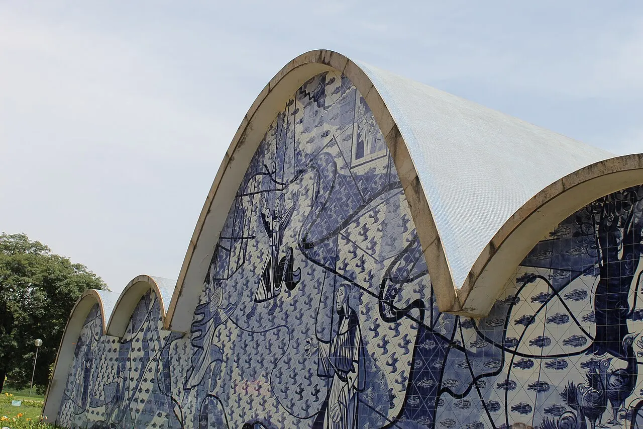 A lateral da Igreja de São Francisco de Assis, com as abóbadas curvas e o painel de azulejos azuis e brancos.