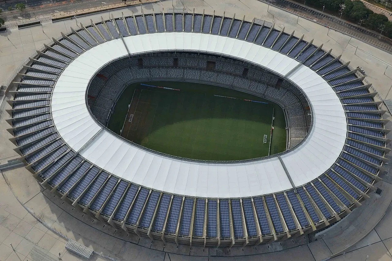 O estádio do Mineirão visto do alto, com a cobertura em anel e o gramado no centro.