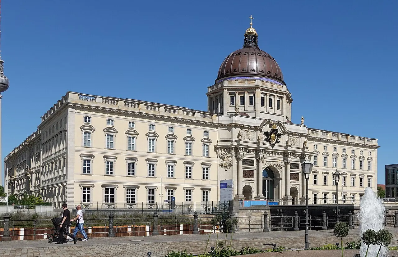 Humboldt Forum, no palácio reconstruído de Berlim, com a cúpula, visto da Schinkelplatz.