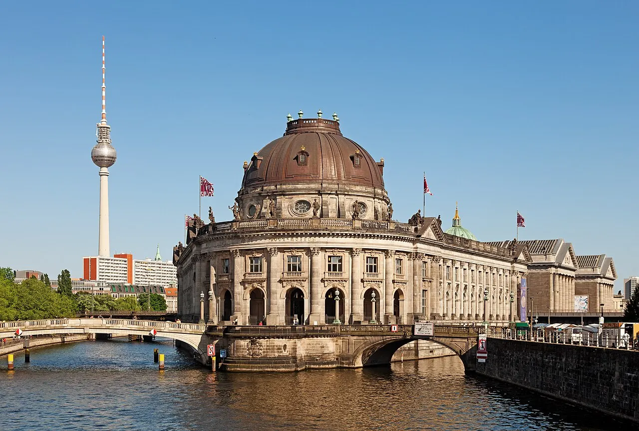 Bode-Museum, na Ilha dos Museus de Berlim, com a cúpula sobre o rio Spree e a Torre de TV ao fundo.