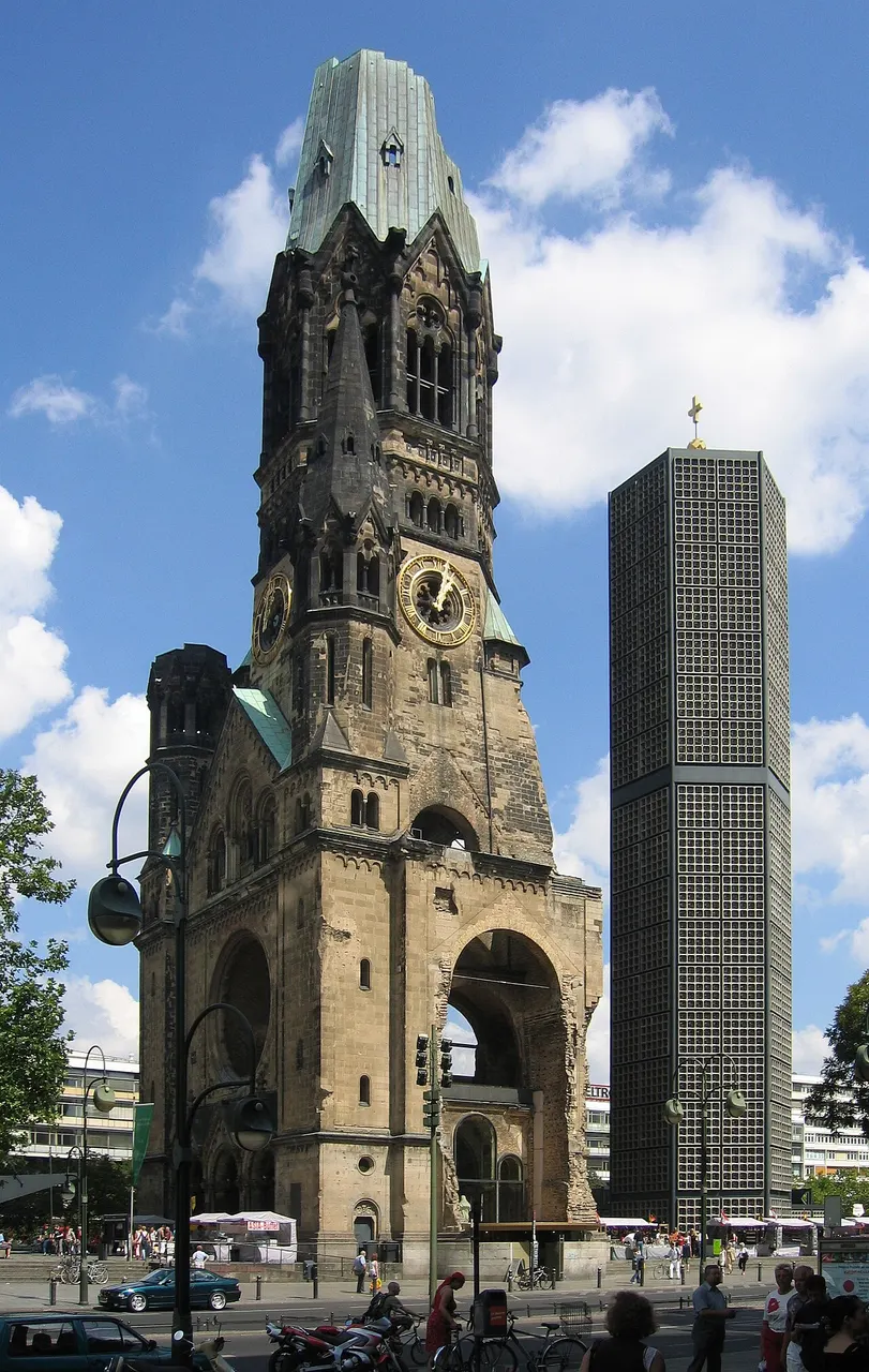 Torre danificada da Igreja Memorial Kaiser Wilhelm, em Berlim, com o campanário moderno ao lado.