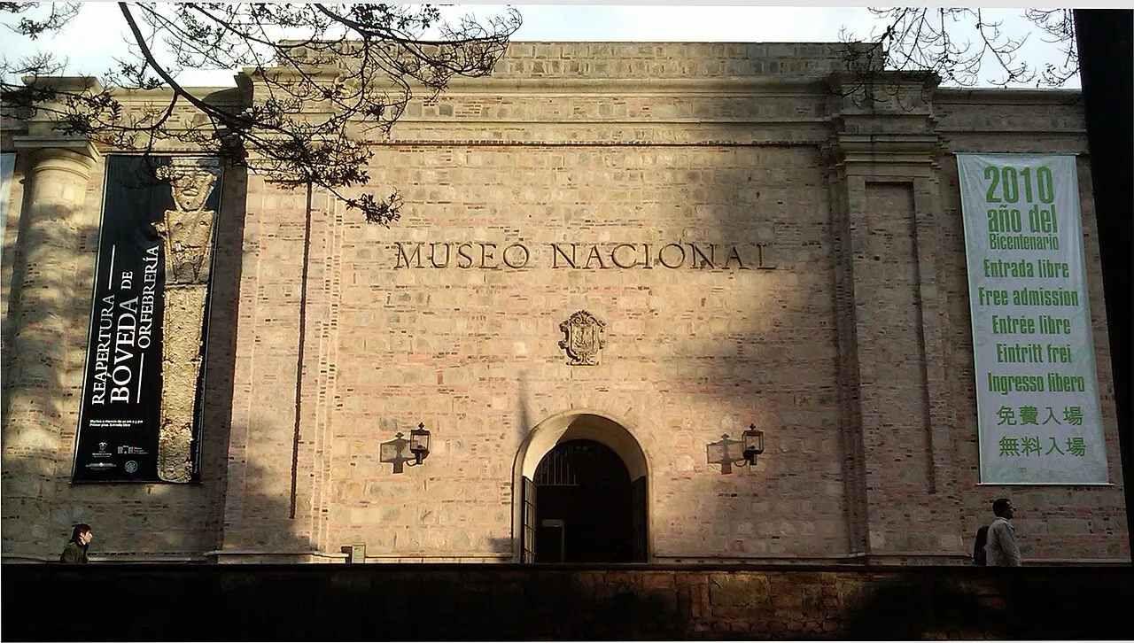 Fachada de pedra do museu, com o nome gravado e a porta em arco.