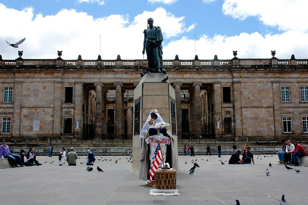 A estátua de Simón Bolívar no meio da Plaza de Bolívar, com o Capitólio atrás.