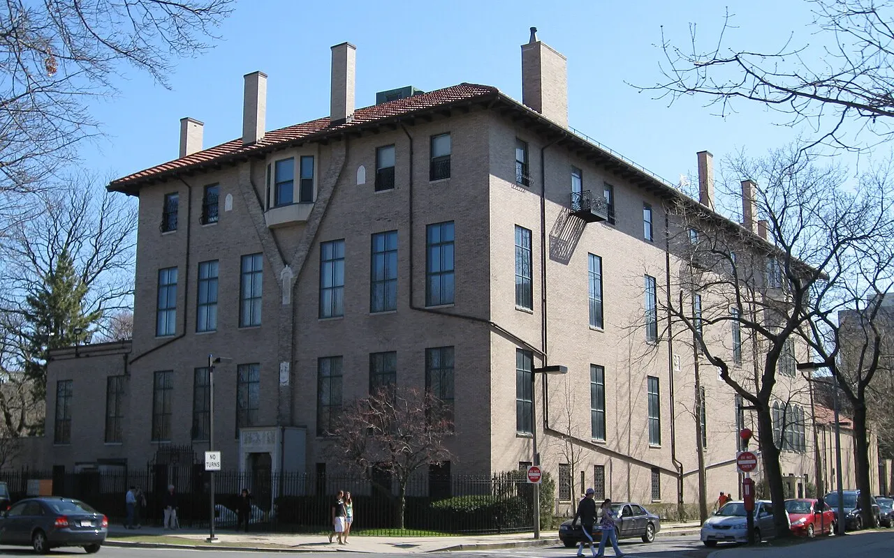 El edificio del Isabella Stewart Gardner Museum, en Boston, de piedra clara, visto desde la esquina entre árboles sin hojas.