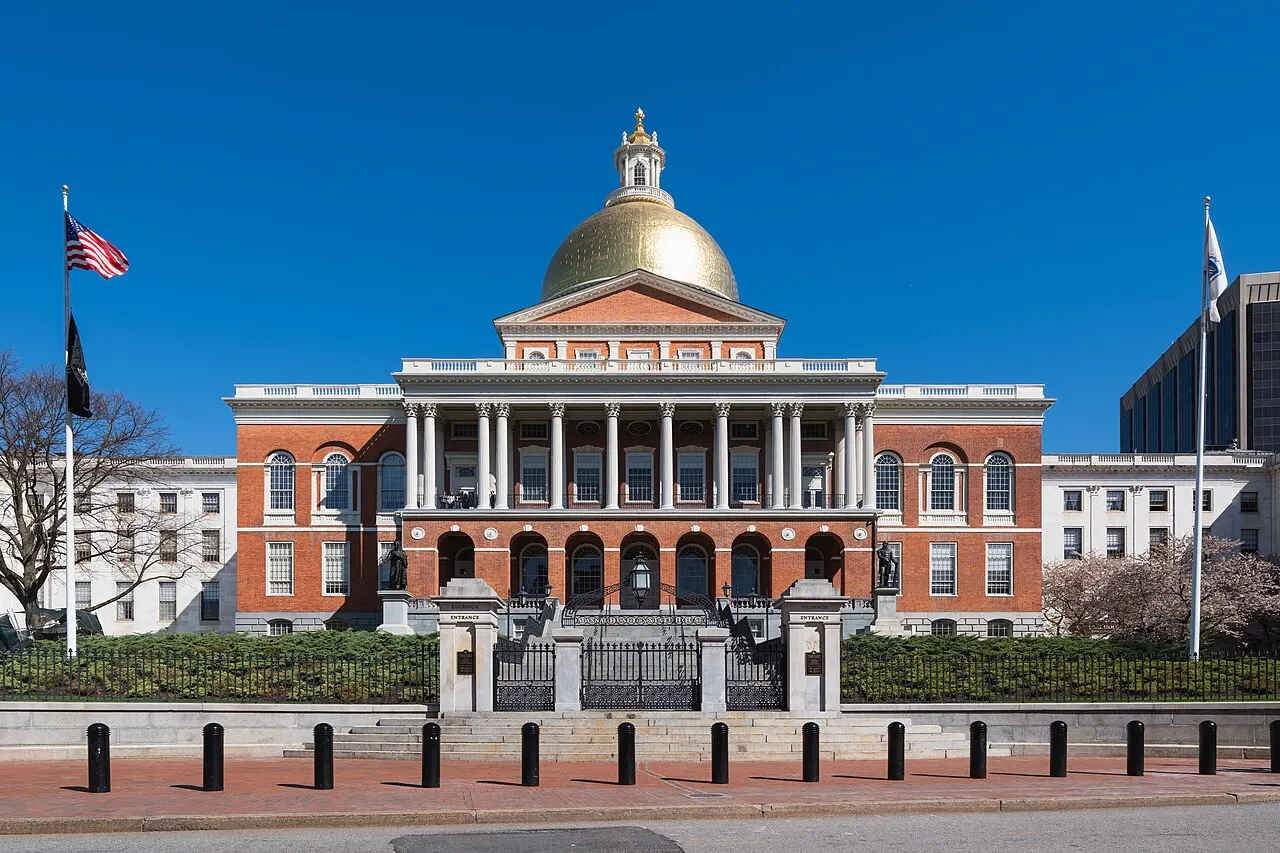 Massachusetts State House, em Boston, de tijolo vermelho com cúpula dourada e pórtico branco.