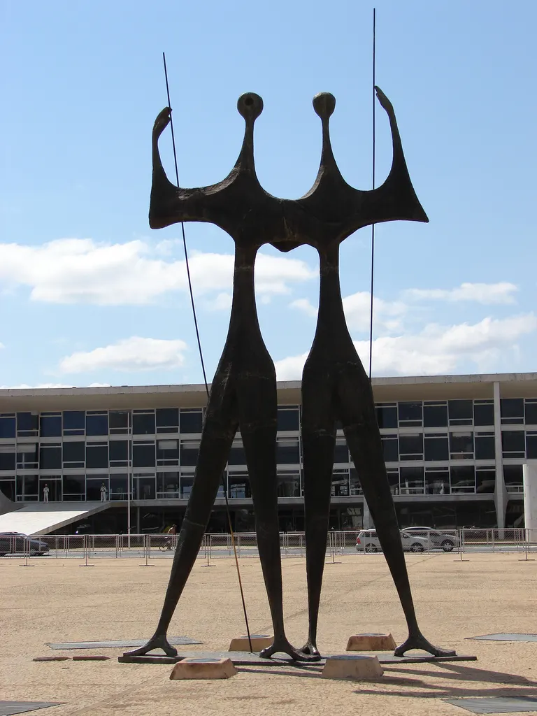 Escultura de bronze Os Candangos, duas figuras alongadas, na Praça dos Três Poderes, em Brasília.