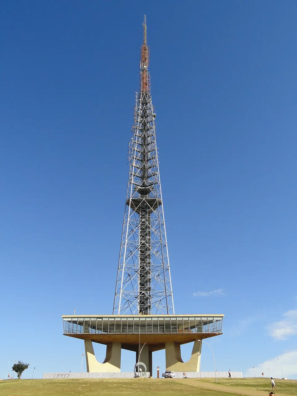 A Torre de TV de Brasília, com a plataforma do mirante e a antena treliçada.