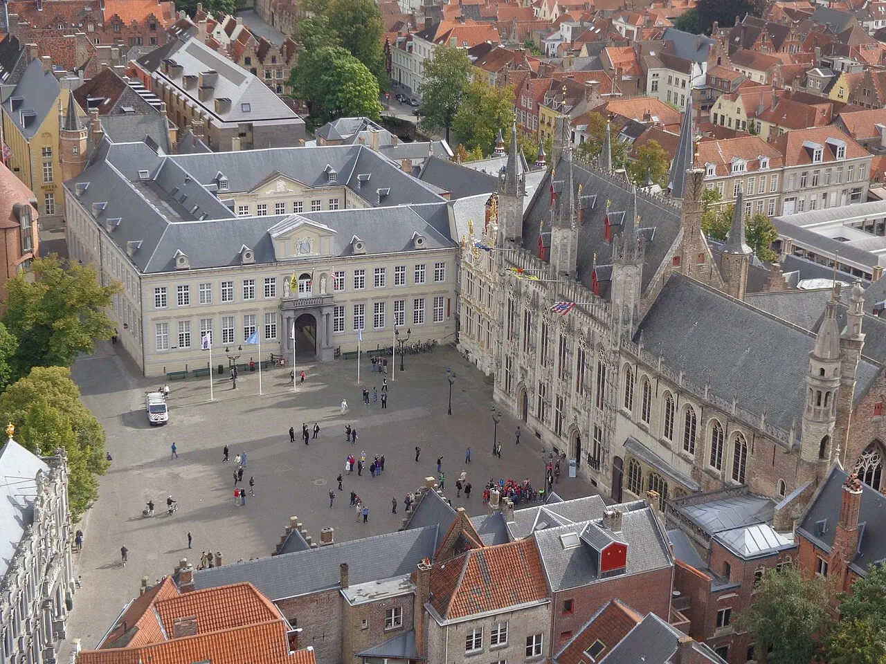 A praça do Burg vista do alto, com a prefeitura gótica, o antigo Palácio do Franco e os telhados vermelhos de Bruges em volta.