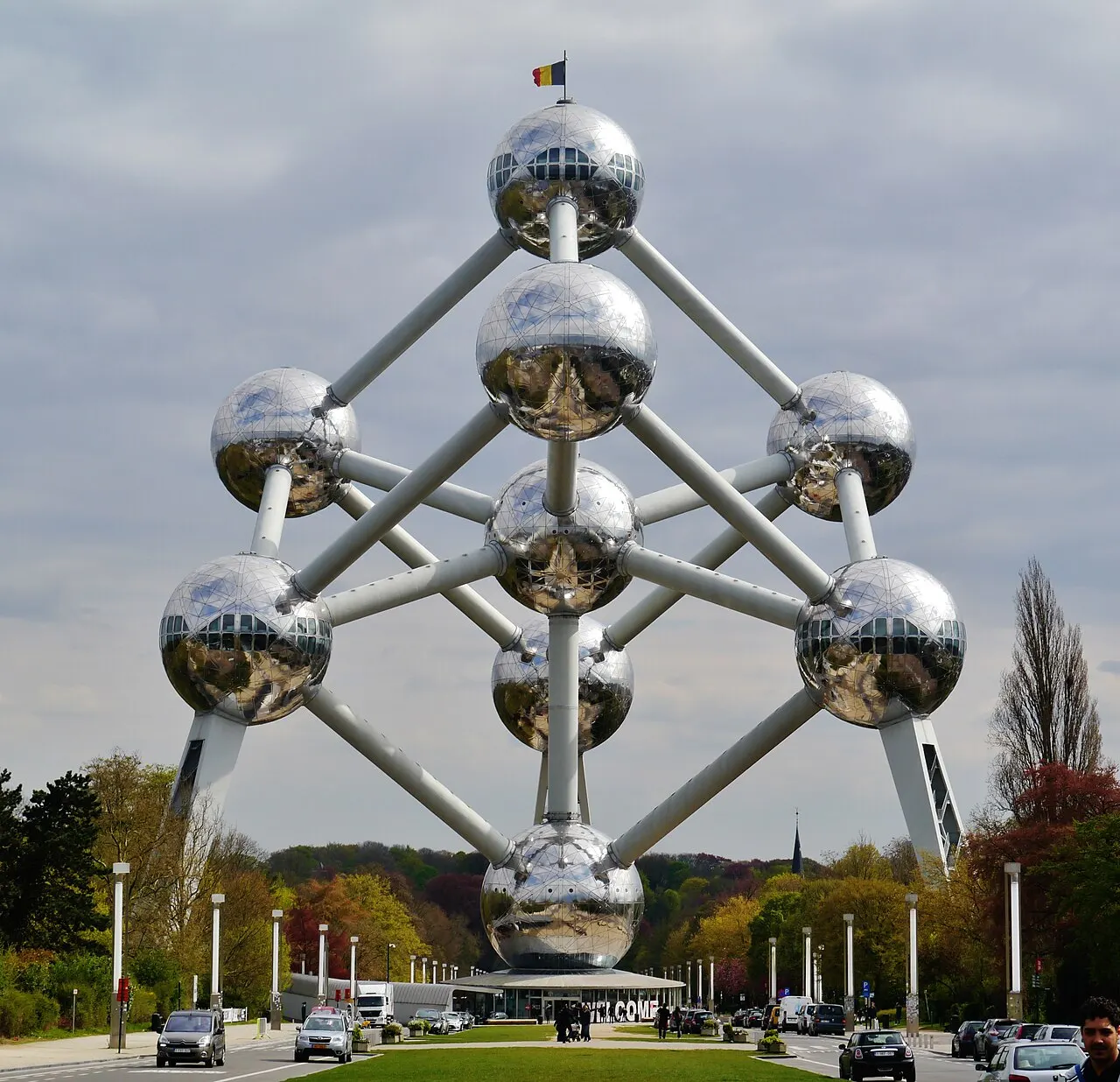 Atomium, em Bruxelas, com as esferas de aço ligadas por tubos, sob céu nublado.