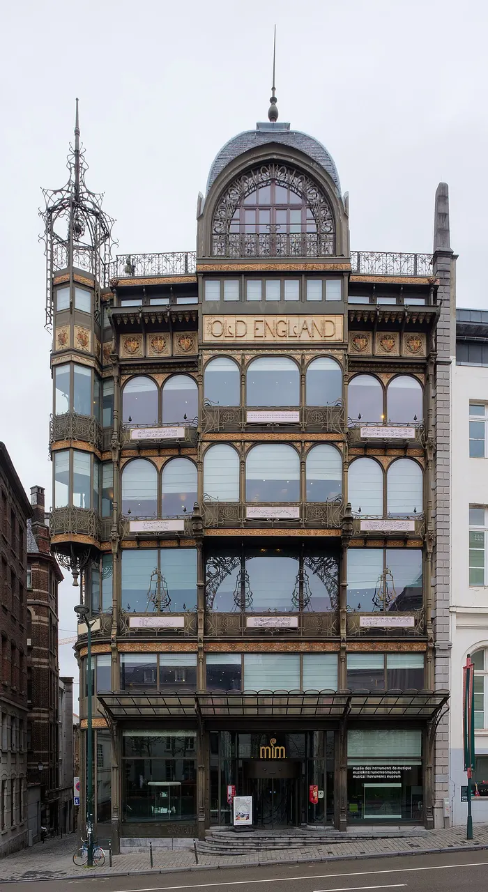 Fachada de ferro e vidro do prédio Old England, em Bruxelas, onde fica o Museu dos Instrumentos Musicais.