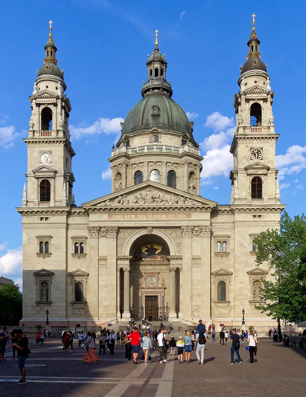 Fachada da Basílica de Santo Estêvão, em Budapeste, com as duas torres e a cúpula ao centro.