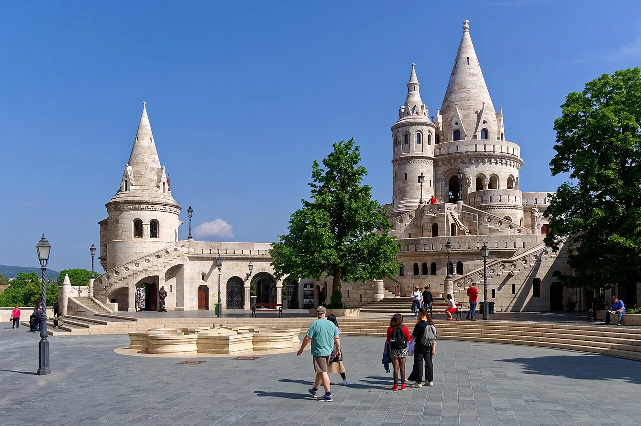 Bastião dos Pescadores, em Budapeste, com as torres brancas de telhado cônico e as escadarias.