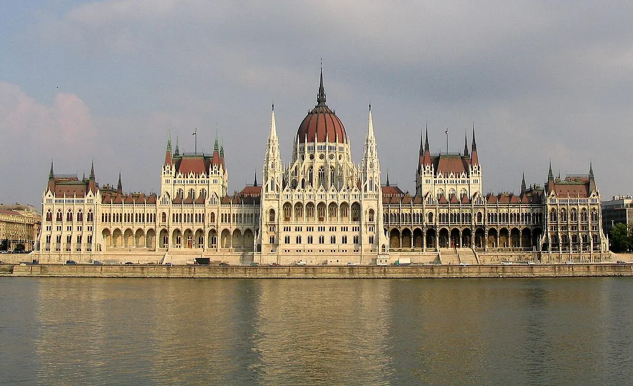 Parlamento de Budapeste visto do outro lado do Danúbio, com a cúpula central e as torres góticas.