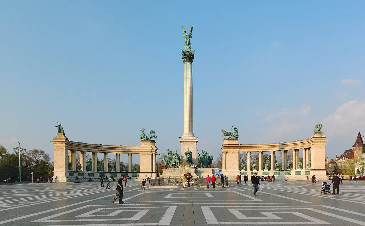 Praça dos Heróis, em Budapeste, com a coluna do Monumento do Milênio ao centro e as colunatas dos lados.