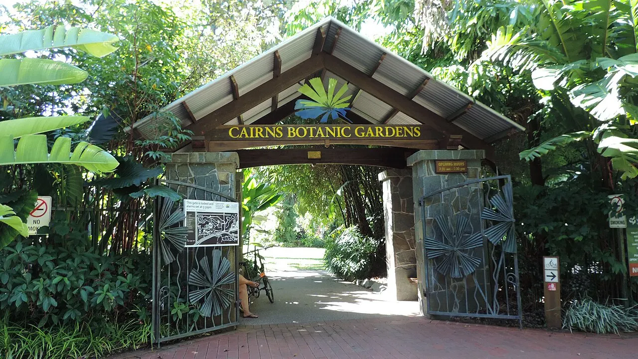 O portal de madeira e pedra na entrada dos Cairns Botanic Gardens.