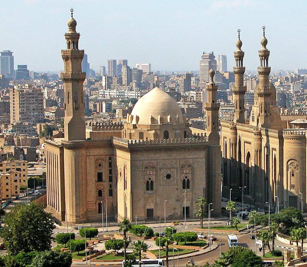 Mesquita-madraça do Sultão Hassan, no Cairo, com os dois minaretes e a cúpula, vista do alto.