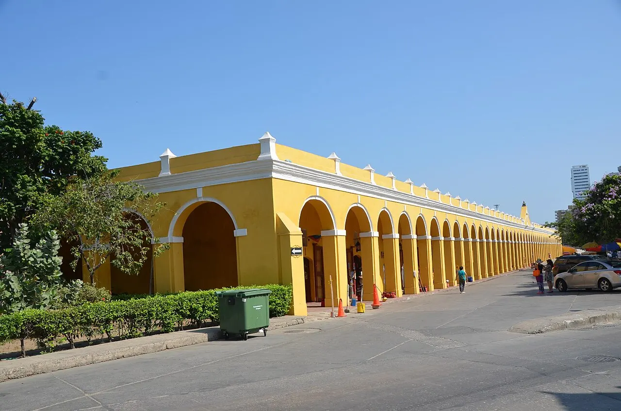 A galeria amarela de Las Bóvedas, com seus arcos em fila sob a muralha.