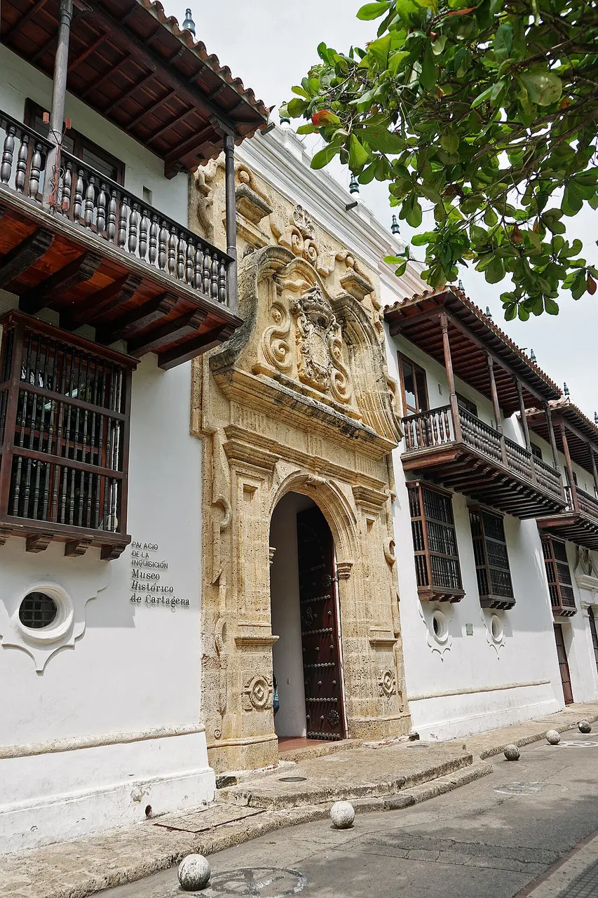 A portada barroca do Palacio de la Inquisición, com a sacada de madeira acima.