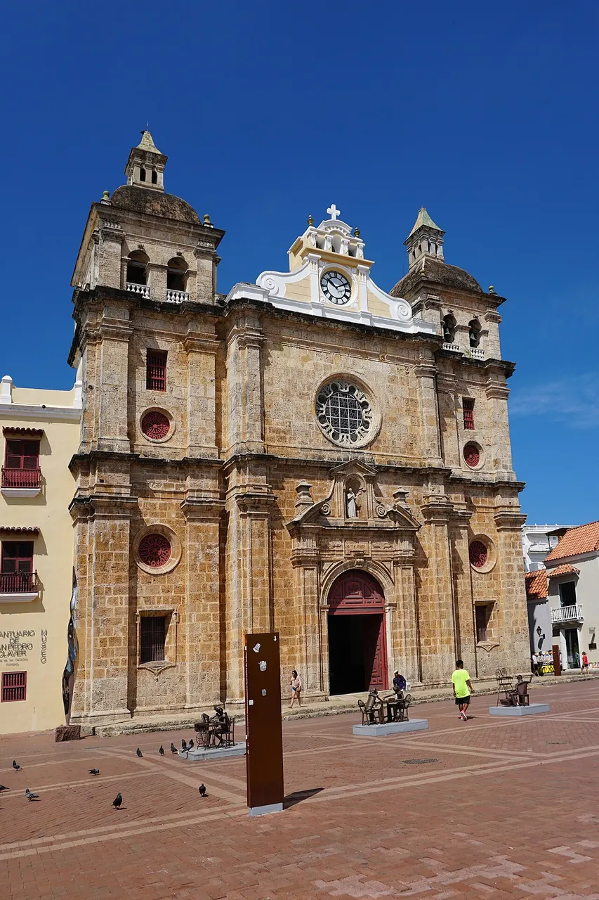 A fachada de pedra da igreja de San Pedro Claver, com cúpula e duas torres.