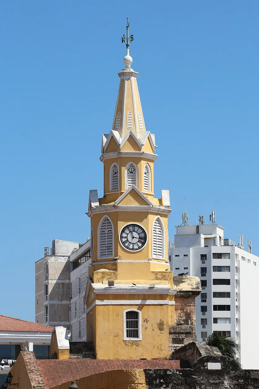 A Torre del Reloj, porta principal da cidade murada de Cartagena.