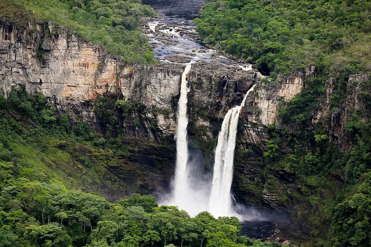Os dois saltos do Rio Preto caindo do alto do paredão de pedra para dentro do cânion coberto de mata.
