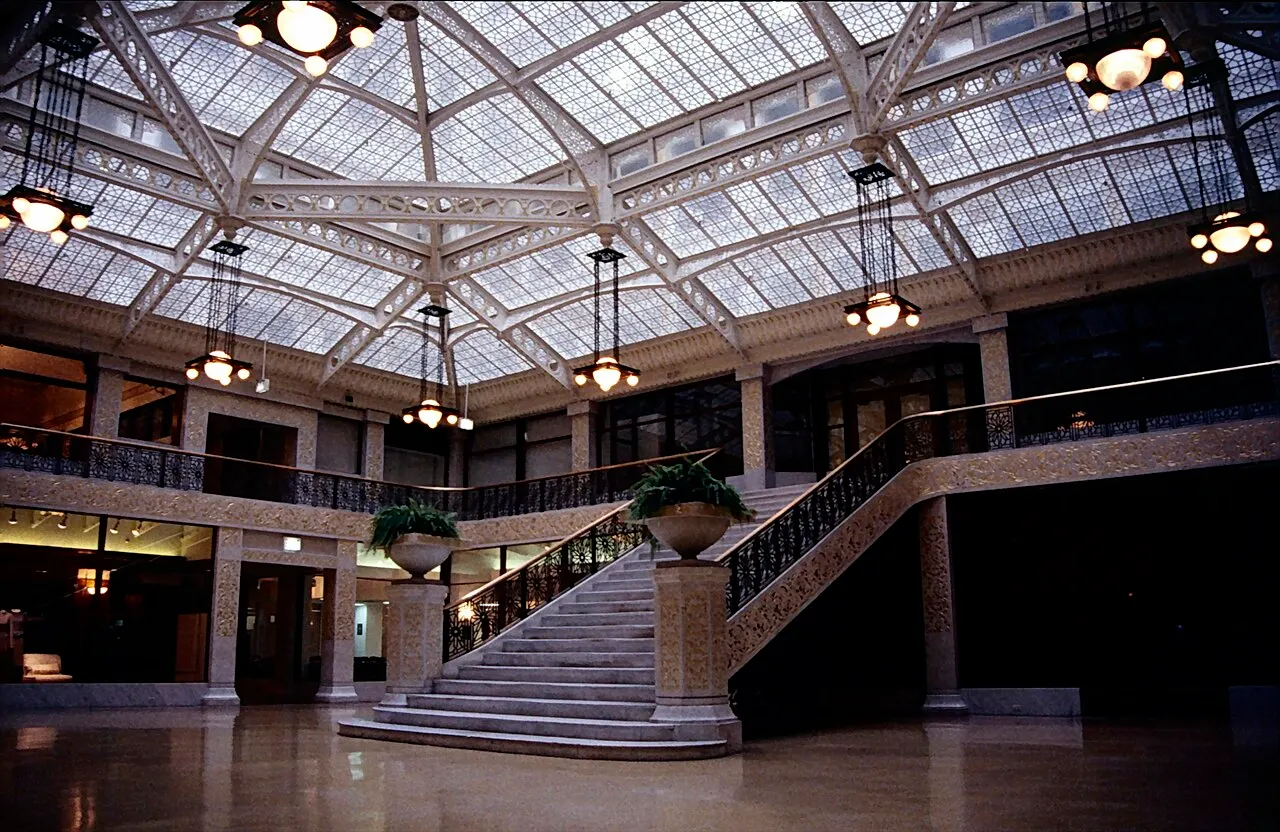 O átrio do Rookery reúne a escada, a claraboia de ferro e vidro e as varandas em volta.