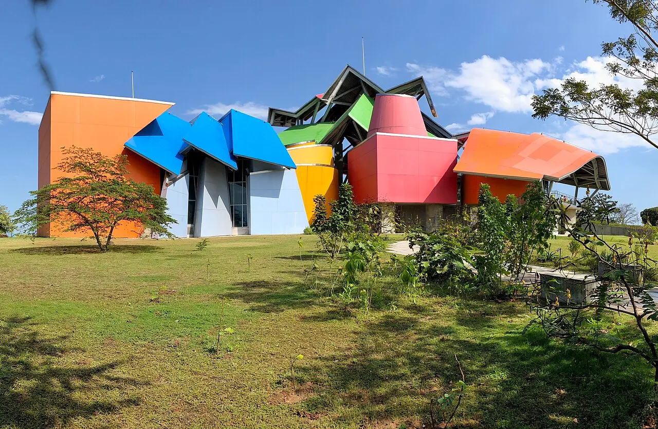Biomuseo, na Cidade do Panamá, com as coberturas de metal coloridas e dobradas sobre a estrutura.