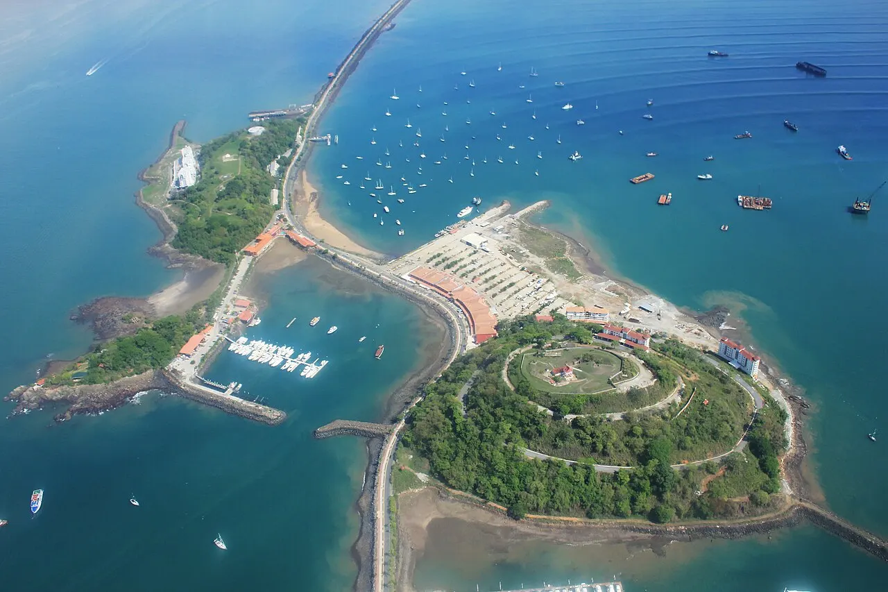 A Calzada de Amador, vista do alto, liga as ilhas por uma estrada, com marinas e água azul em volta.