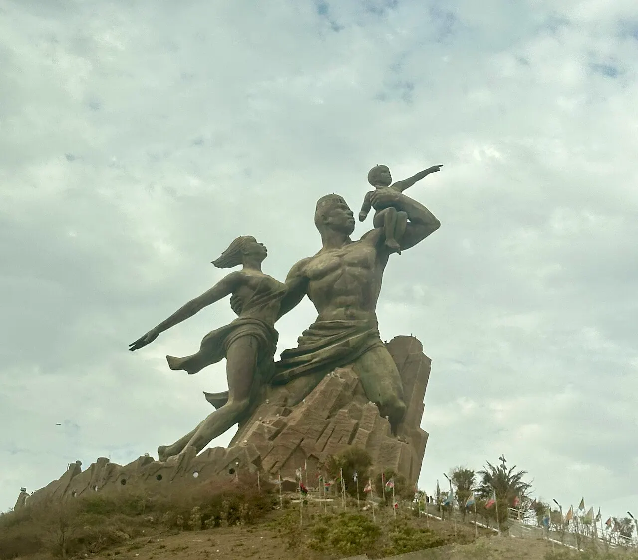Monumento do Renascimento Africano, em Dakar, com as três figuras de bronze sobre a colina.