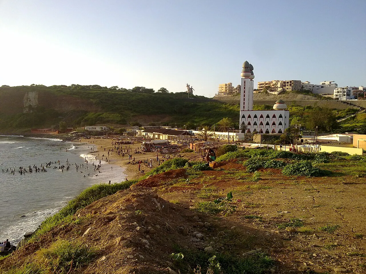 Mesquita da Divindade, em Ouakam, Dakar, com minarete e fachada de arcos, na enseada acima da praia.