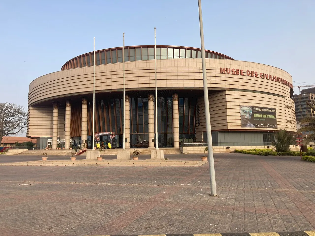 Le bâtiment rond du musée des Civilisations noires, à Dakar, avec ses bandeaux horizontaux et ses colonnes.