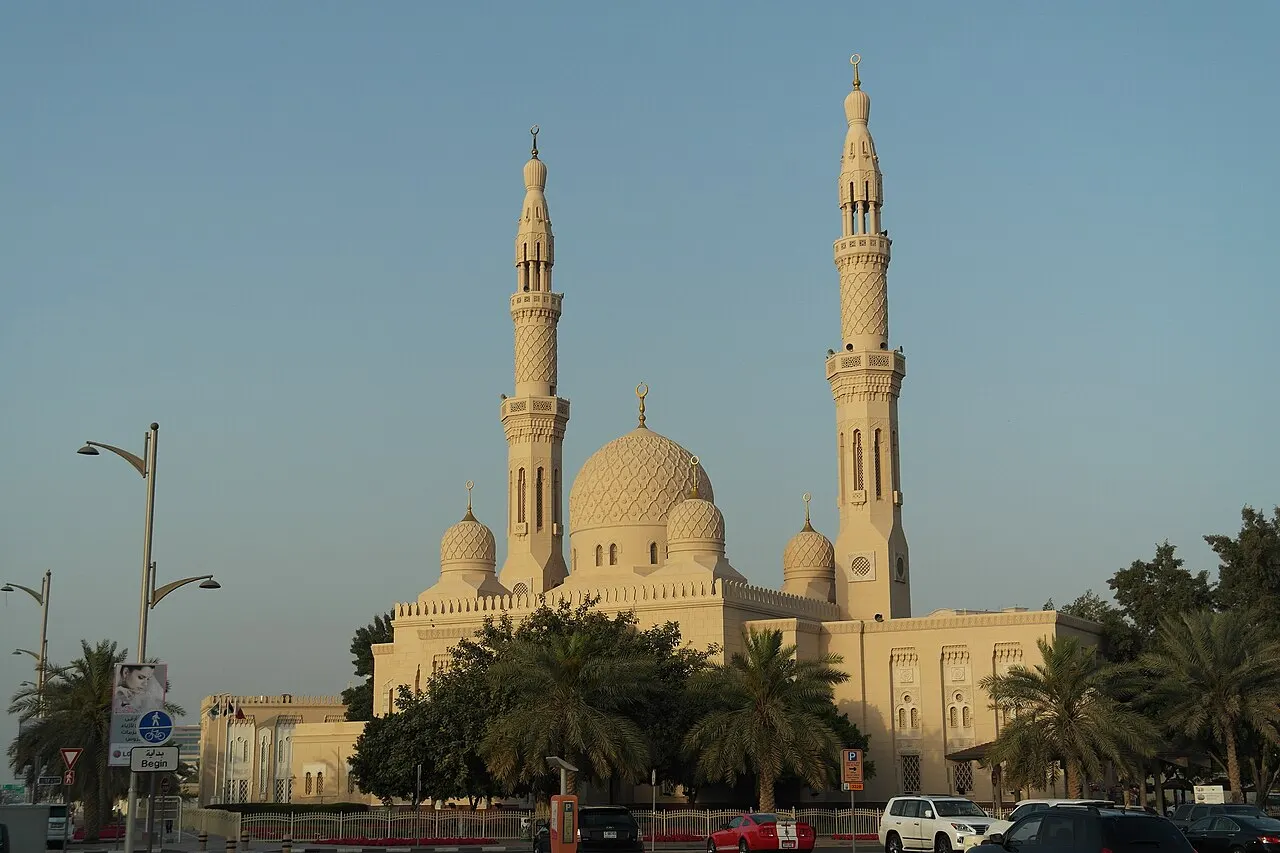 Mesquita branca com duas torres altas e finas e uma grande cúpula central.