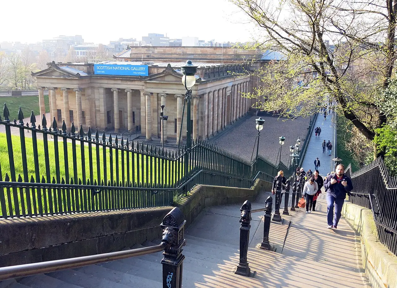 A fachada neoclássica de colunas da Scottish National Gallery, vista da rua, com pessoas na calçada.