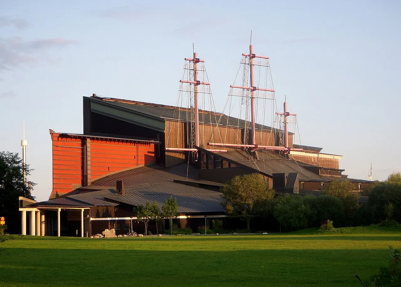 Le musée Vasa, à Stockholm, bâtiment sombre au toit de cuivre d'où sortent les mâts du navire.