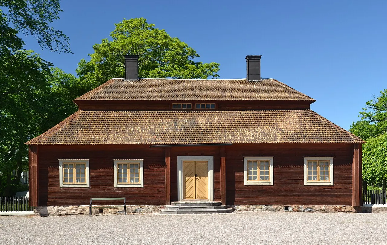 Une maison en bois rouge au toit de chaume, au musée en plein air de Skansen, à Stockholm.