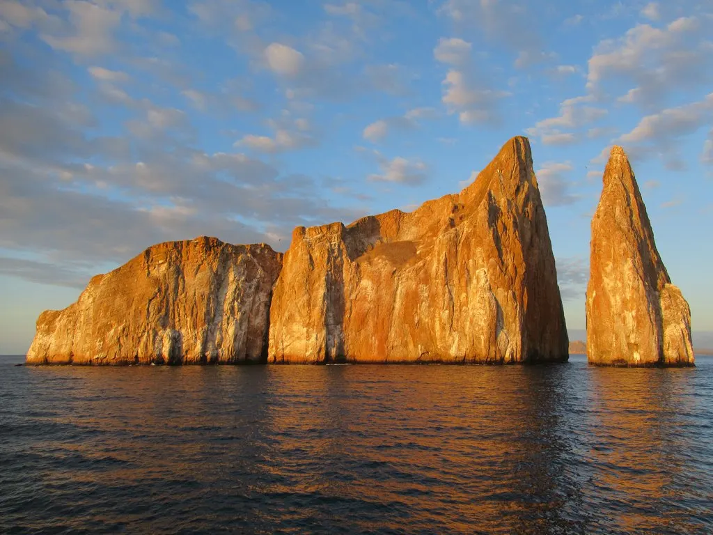 O rochedo de Kicker Rock, ou León Dormido, saindo do mar.
