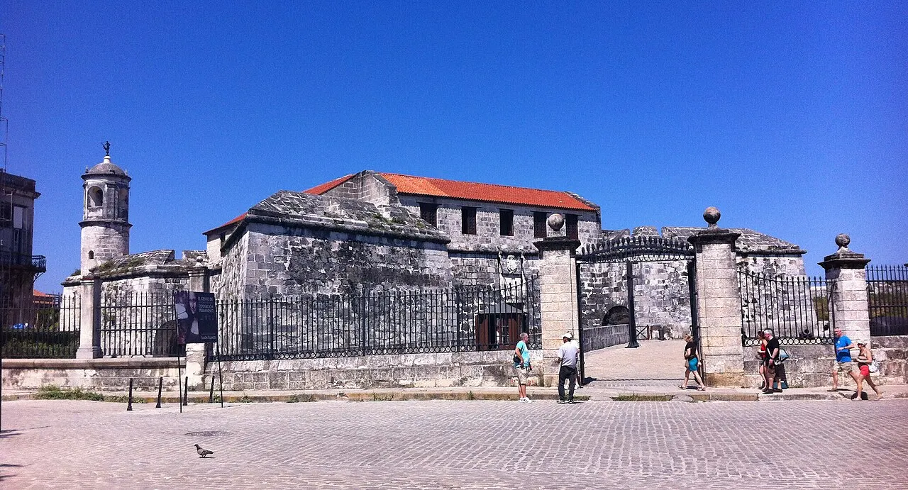 Castillo de la Real Fuerza, em Havana, fortaleza baixa de pedra com fosso, sob céu azul.