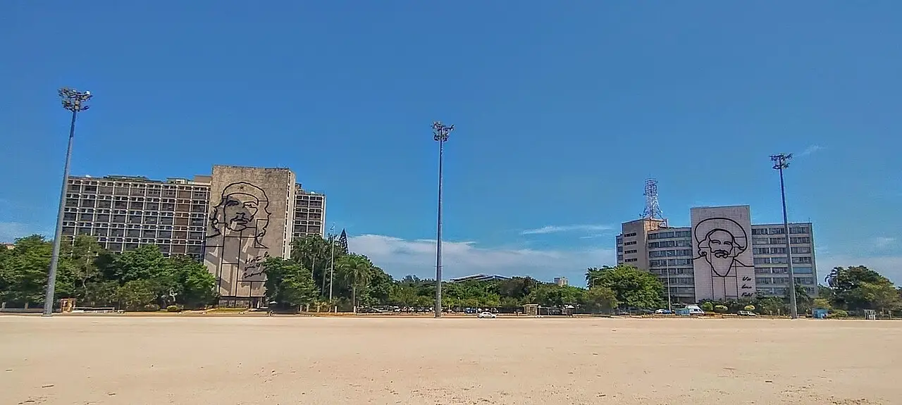 Revolução, cemitério e o lado leste
