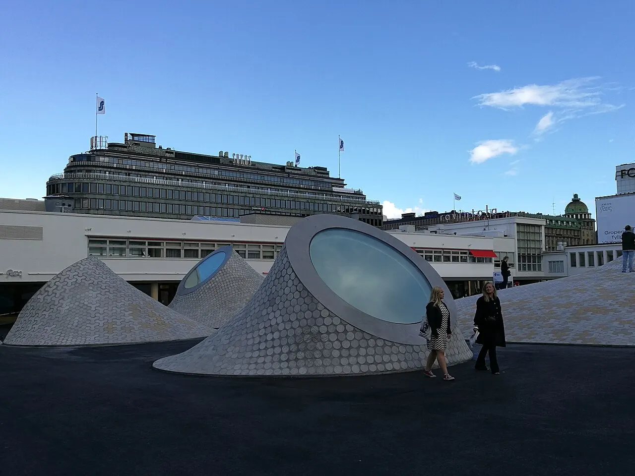 Montes de concreto com claraboias redondas do museu Amos Rex, na praça do Lasipalatsi, em Helsinque.